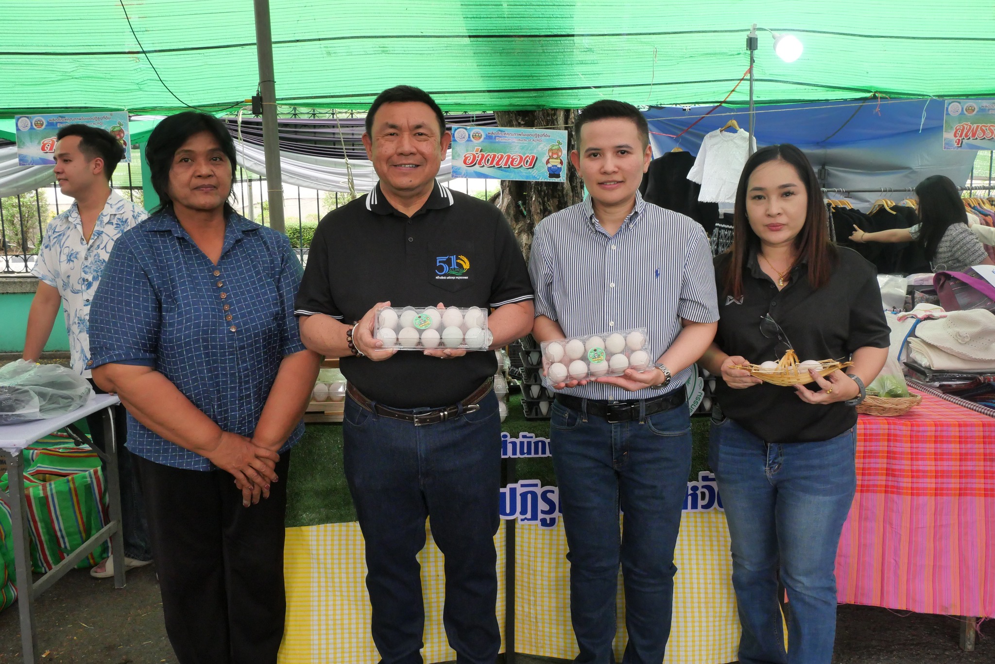 title - เลขาธิการ ส.ป.ก. เยี่ยมทักทายเกษตรกรและซื้อสินค้าในบรรยากาศวันสุดท้ายของการออกร้านขายสินค้า จากเขตปฏิรูปที่ดิน ส่งท้ายงานครบรอบ 51 ปี ส.ป.ก.